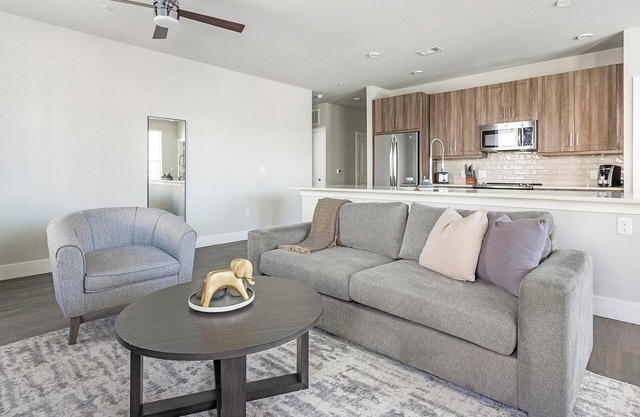 Landing at Bellrock Market Station - 2 Bedrooms in Downtown Katy