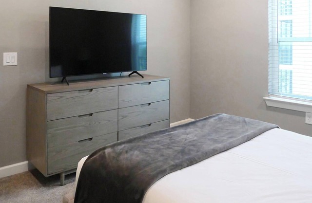 Landing | Chic 2BD, Yoga Studio, Pool