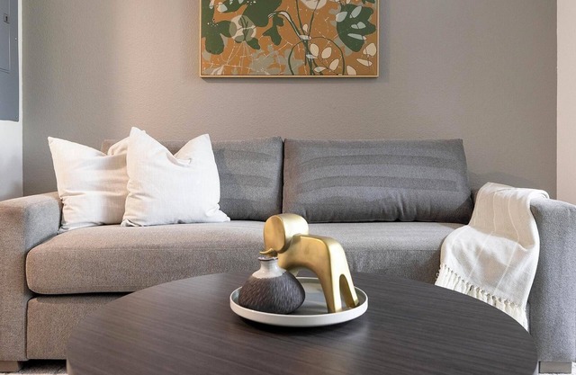Landing | Chic Studio, Game Room, Gym