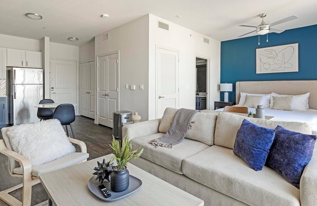 Landing at Lofts at Sylvan Thirty - Studio in West Dallas