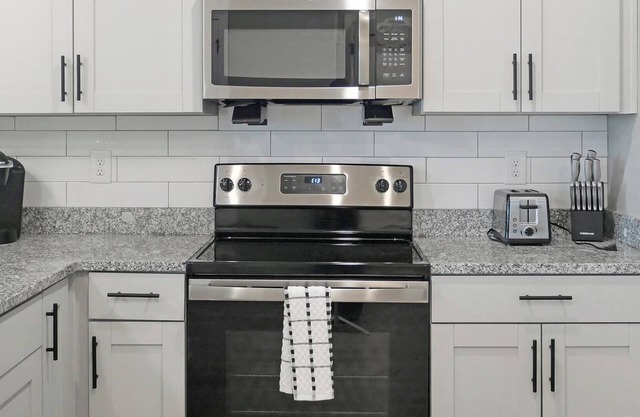 Landing | Incredible 2BD, Pool, Gym