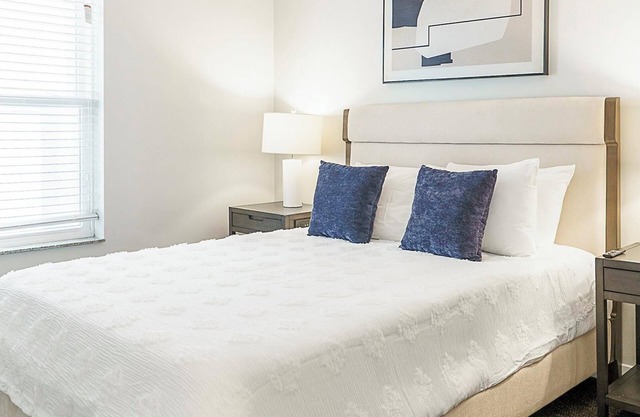 Landing | Modern 1BD, Pool, Rooftop Lounge