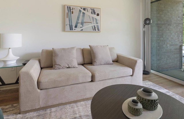 Landing | Modern 2BD, Pool, Gym