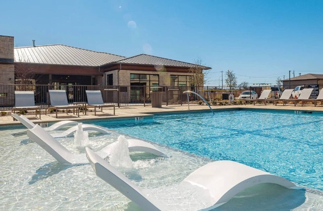 Landing | Stunning 1BD, Pool, Clubhouse
