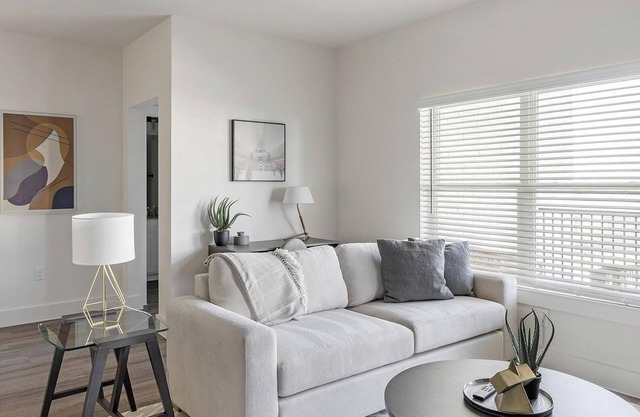 Landing | Stunning 2BD, Gym, Pool
