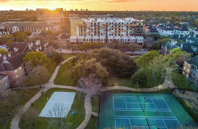 Landing | Stunning 2BD, Tennis Court, Pool