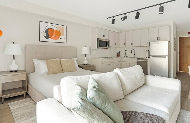 Landing | Stunning Studio, Gym, Pool