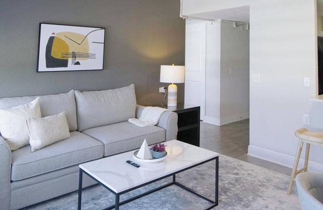 Landing | Stylish 1BD, Pool, Gym