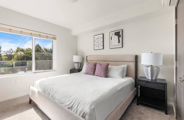 Landing | Stylish 1BD, Pool, Clubhouse