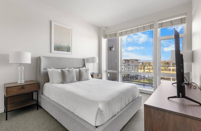 Landing | Stylish 1BD, Pool, Clubhouse