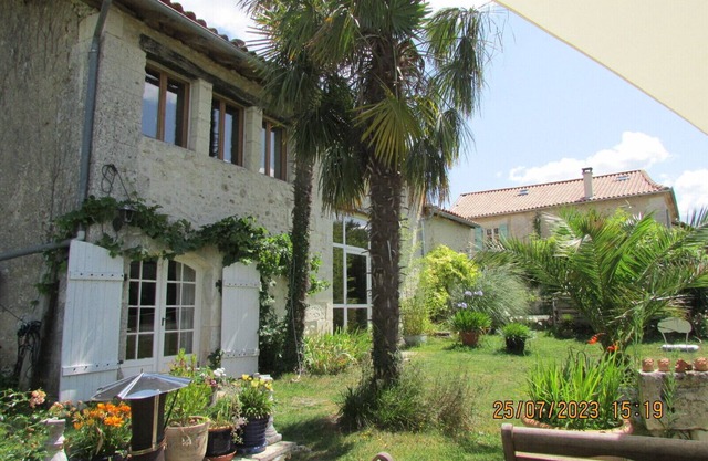 Landlust im Perigord in einem ausgebauten Scheunenhaus mit suptropischem Garten.