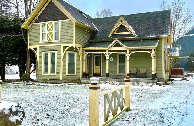 Landmark House 5 Bedroom Home by Redawning