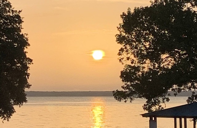 Lando's Landing Lakefront Resort- True Waterfront!