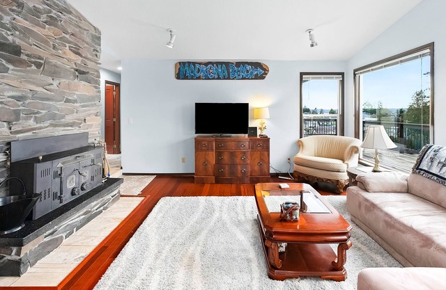 Landscape Fireside Upper Island Home