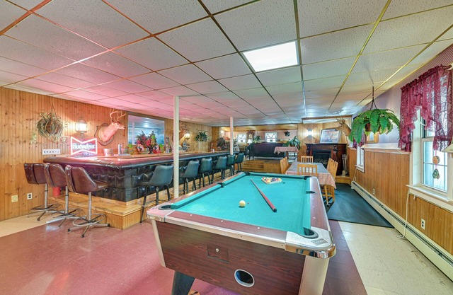 Lanesville Home w/ Pool Table, Bar & Deck!