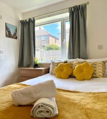 Langdale House - Group Stays Contractors & Families Long or Short Stay - 5 Rooms 7 Beds 3 bathrooms Kitchen, FREE Wi-Fi & Parking