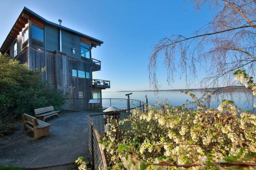Langley Waterfront Condo by AvantStay A Views