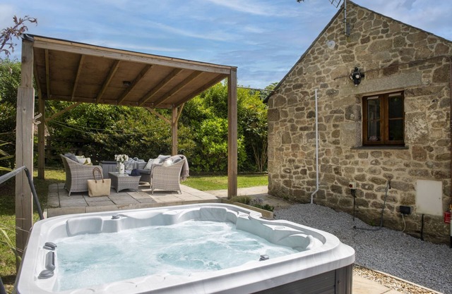 Lanhydrock Barn - a barn that sleeps 4 guests in 2 bedrooms