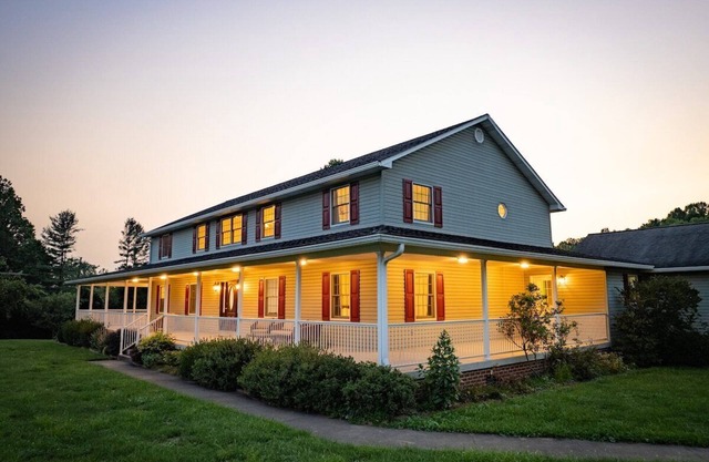 Lansing Orchard · Sleeps 29, 8300 sq ft house, 6 acres, stocked pond