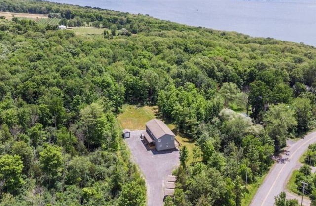 Lansing upstairs 5 bedroom 3.5 bath · Sp · Spacious! Pool Table+Fire Pit