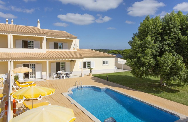 Laranjeiras:Quiet location. Family friendly with Pool, BBQ. Near the strip