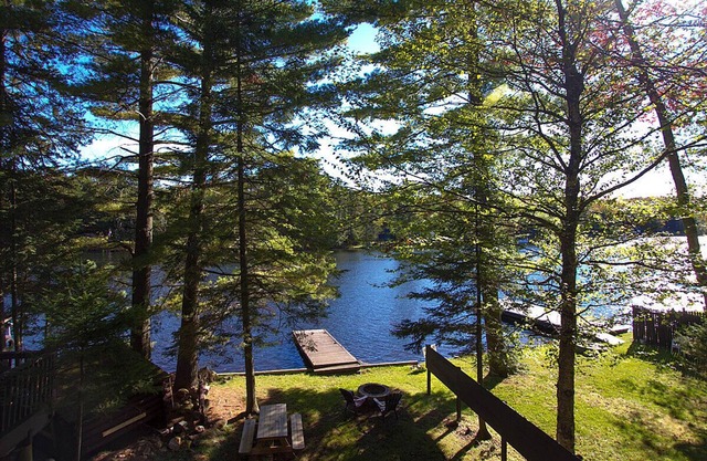 Larch Lakehouse Waterfront! - w/ dock & firepit - .5 miles to town Sleeps 7