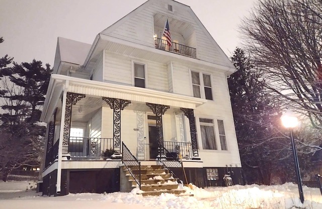 Large 1 Bedroom 1 Bathroom Apartment in Wausau's East Hill Historic District