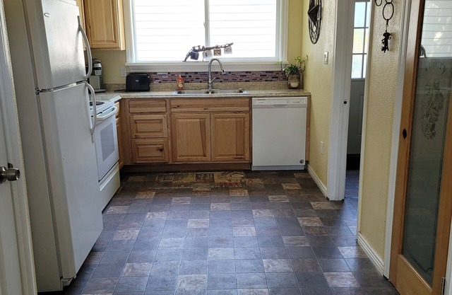 Large 1 bedroom Close to Perrine Bridge, shopping, resturants.