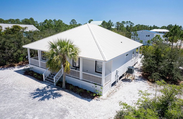 5 STAR House, 4/3, Sleeps 8, Walk to Private Beach