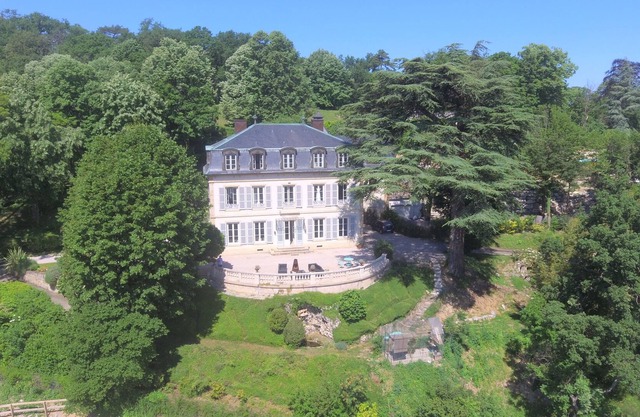 Grand Appartement 150m2 Avec Piscine au Château des Roches à 15' de Lyon