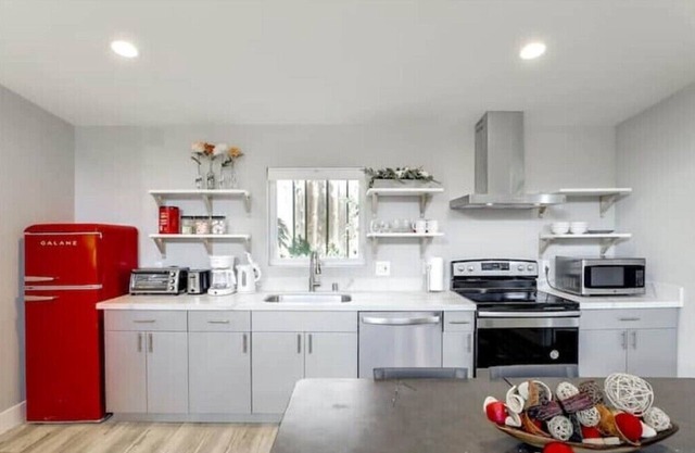 Large 1bed unit king bed w/ac parking FULL kitchennn
