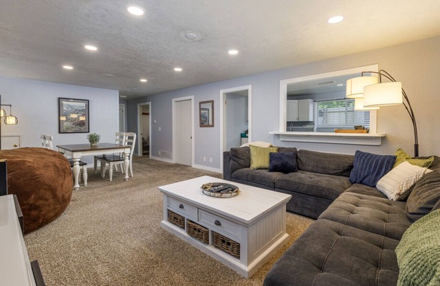 Large 2 BD Basement Apt|Cute n Cozy|Close to Ski