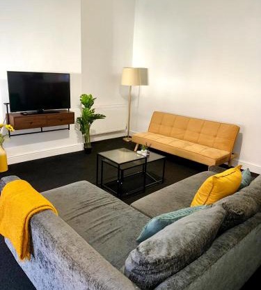 Large 2 bed apt in Peterborough city centre