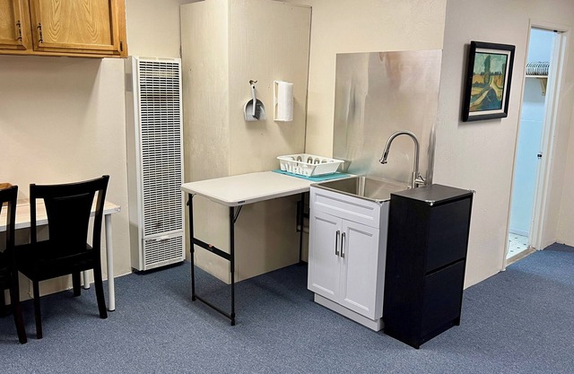 Large 2 bedroom 1 bath temporary housing, can sleep up to 6 people. Quiet place