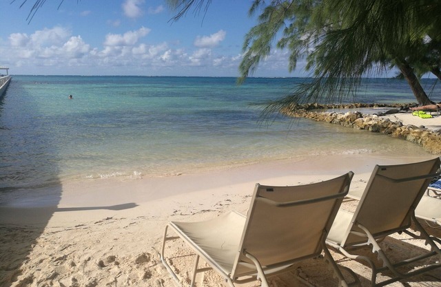Große 2 Schlafzimmer & 2 Badezimmer Wohnung mit Terrasse mit Meerblick, 1 min zu Fuß zum Strand