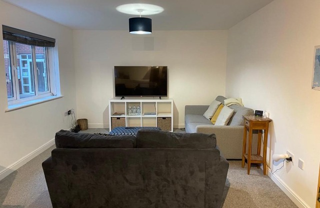 Large 2 bedroom apartment, 4 beds one 1 en-suite, Free parking Nr Chelt Elmore and Quays