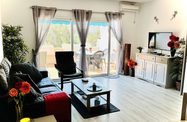 Große 2-Zimmer-Wohnung mit DACH-POOL, Puerto de Mogan. UK TV und WiFi