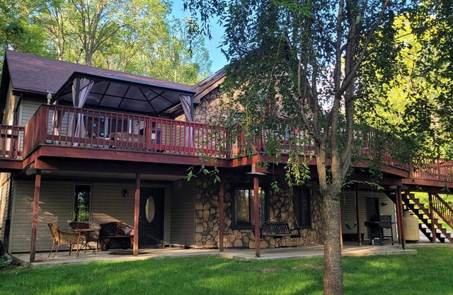 LARGE 2 BEDROOM CONDO ON WOODED LOT, POOL AND HOT TUB, MIN TO PENNSTATE