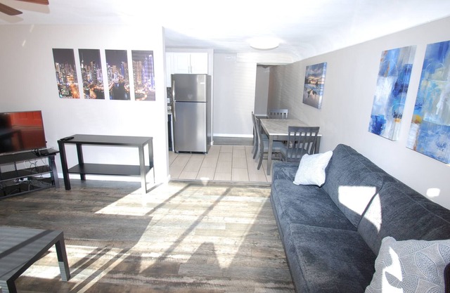 Large 2 Bedroom - Full kitchen - Sleep 6
