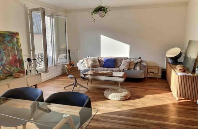 Large 2P. Beautiful/sunny. 50m from metro/market/town hall.