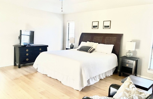 Large 3 bed/2 bath luxury home in central location!
