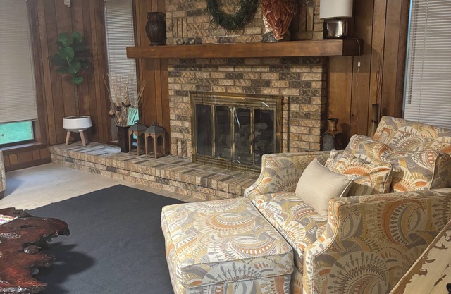Large 3 bedroom / 4 Beds / 2 Bath home very clean and spacious