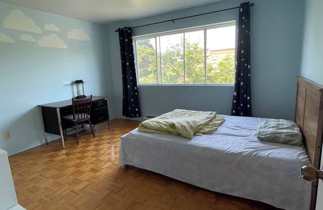 large 3 bedroom apartment, next to metro station, 10 minutes to downtown