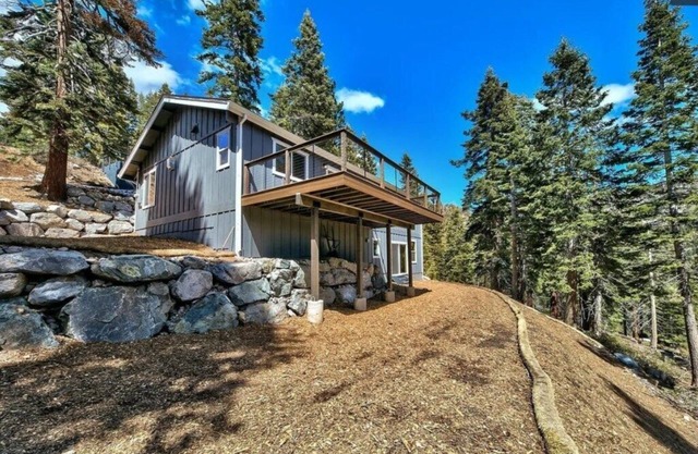 Large 3 bedroom home with amazing mountain views less than one mile to Heavenly ski resort