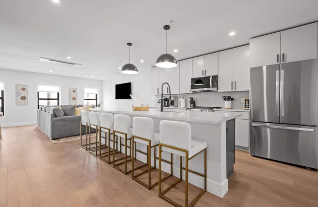 Large 3 BR Apt- Downtown Luxury