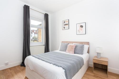 Large 3 BR House with On-street Parking - Sleeps 11!