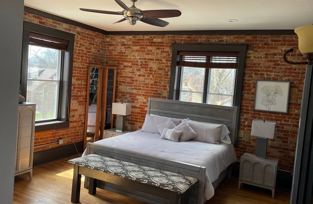 LARGE 3000 sq. ft Newly Renovated Upstairs Loft - Ideal Families & Friend