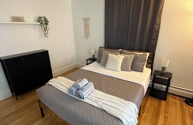 Large 3BD 1st Floor Apartment Minutes from 290