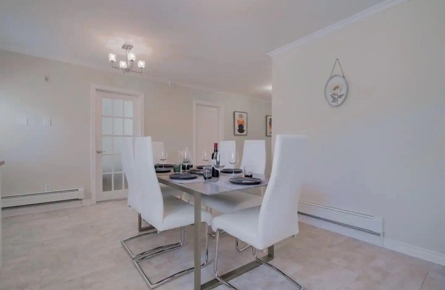 Large 3BDR Apartment with free parking near downtown.