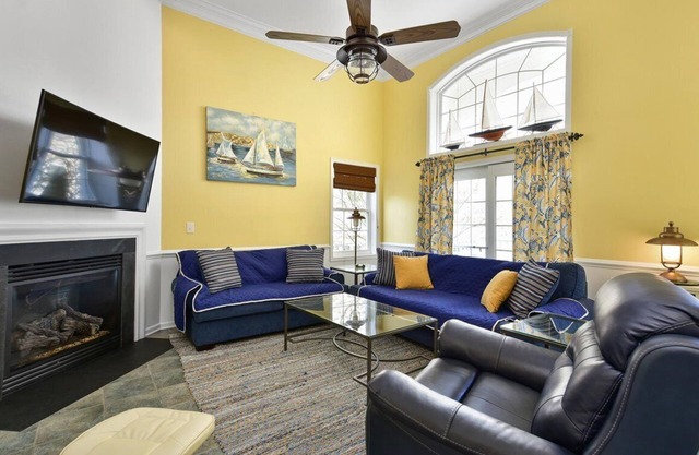 Große 3 BR 2. 5 BA Stadthaus in West OC mit Garage und Pool.